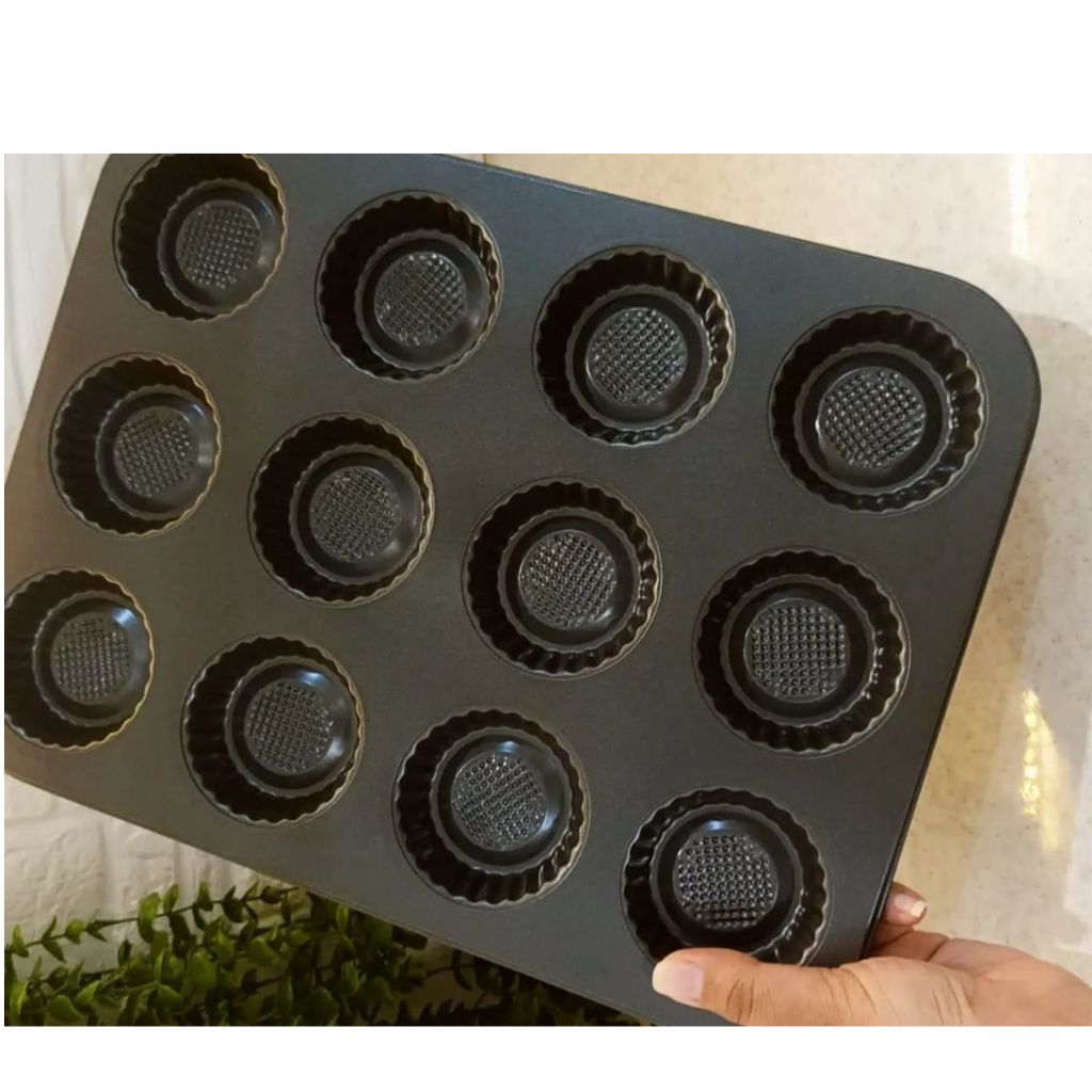 12 Cup Embossed Round Pan