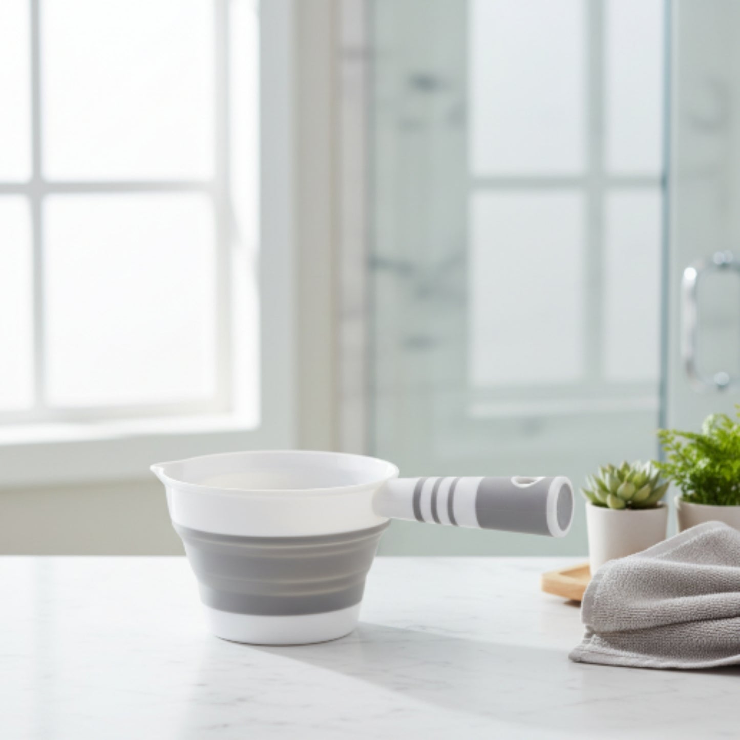 Collapsible Pouring Bucket with Handle
