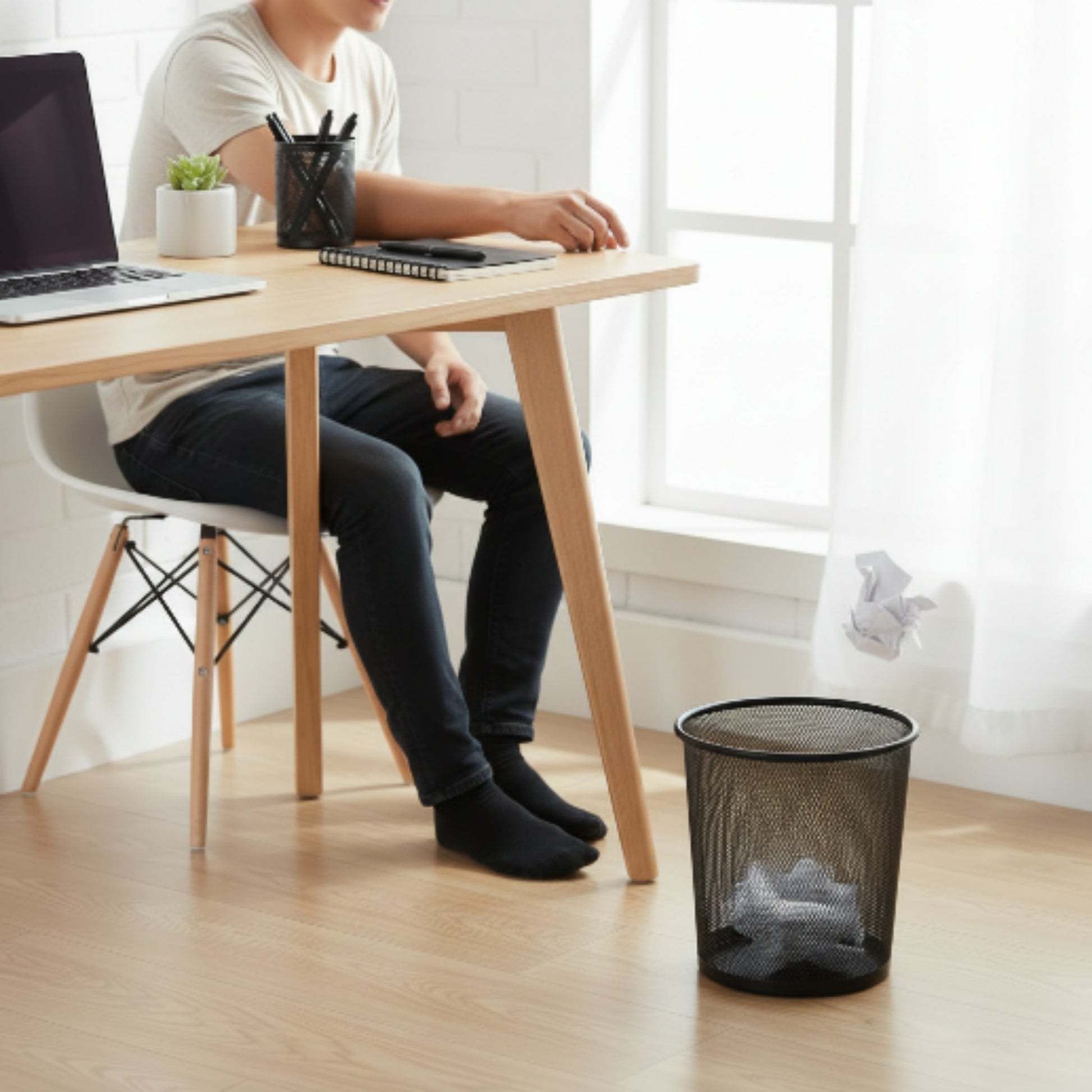 Black Metal Mesh Waste Paper Bin – Office & Home Desk Trash Can